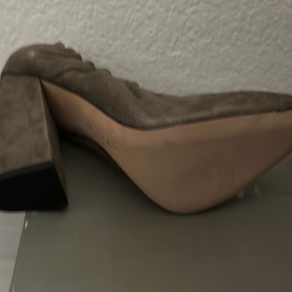 $75 NWT HALSTON Heritage Suede Pumps in Taupe SZ 7.5 - Picture 6 of 11